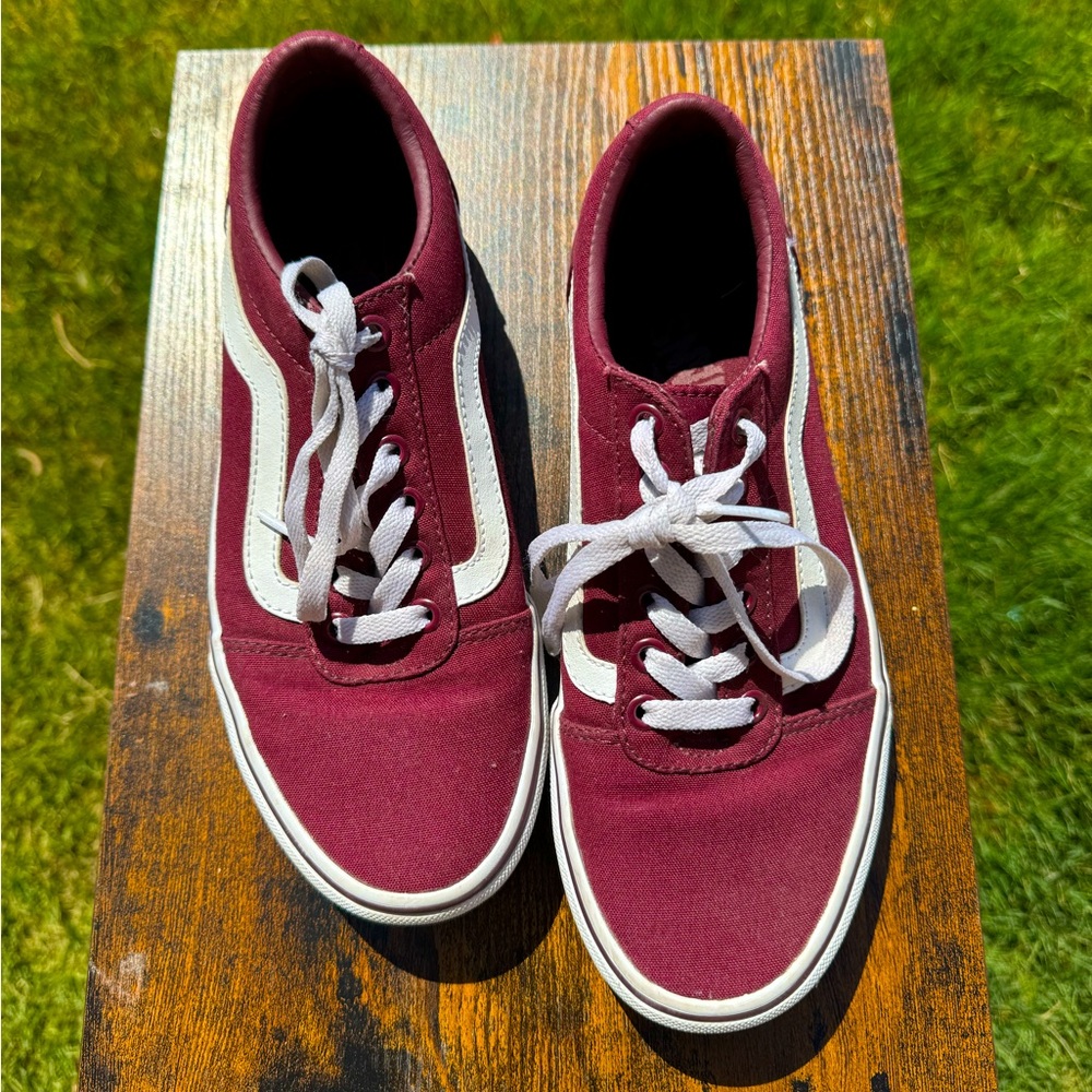 Women’s burgundy size 8 vans
